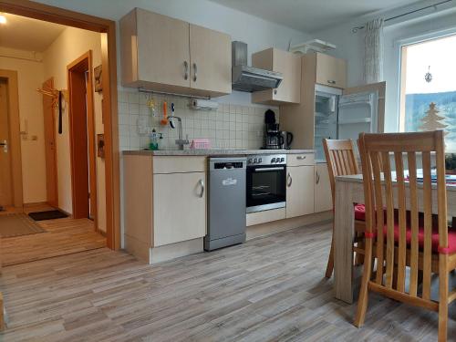 Kitchen, Ferienwohnung BergZeit Oberwiesenthal - ideal fur Familien und Paare - 70qm - 2 Schlafzimmer - große in Oberwiesenthal