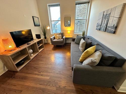 Spacious West Town Oasis with Parking! in Chicago, USA