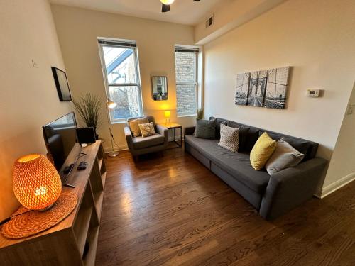 Spacious West Town Oasis with Parking! in Chicago, USA