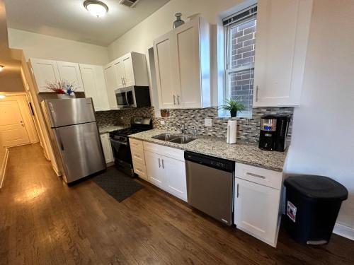 Spacious West Town Oasis with Parking! in Chicago, USA