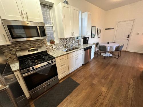 Spacious West Town Oasis with Parking! in Chicago, USA