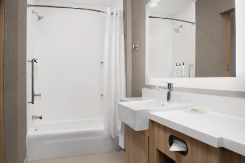 Queen Suite with Mobility Accessible Tub