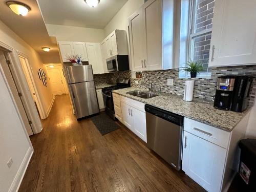 Spacious West Town Oasis with Parking! in Chicago, USA