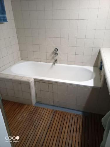 Aramis Colibri 72m2, lit king-size, baignoire duo hôte non professionnel, Paris (photo 6)