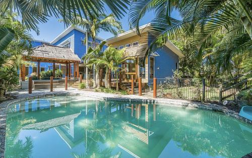 Úszómedence, Tropical Villa in Burleigh in Burleigh Waters