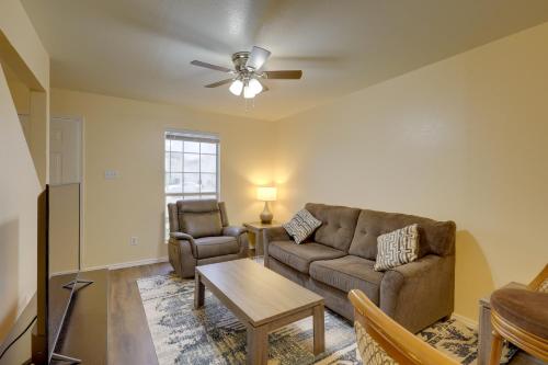 Quiet Killeen Townhome, 5 Mi to Fort Hood Shopping in Killeen, Vereinigte Staaten von Amerika