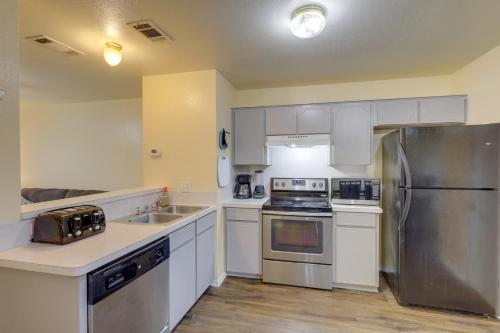 Quiet Killeen Townhome, 5 Mi to Fort Hood Shopping in Killeen, USA