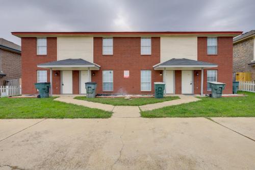 Quiet Killeen Townhome, 5 Mi to Fort Hood Shopping in Killeen, USA