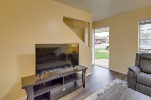 Quiet Killeen Townhome, 5 Mi to Fort Hood Shopping in Killeen, USA