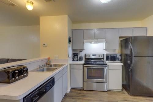 Quiet Killeen Townhome, 5 Mi to Fort Hood Shopping in Killeen, USA
