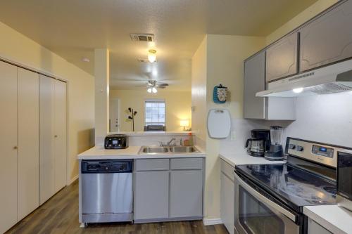 Quiet Killeen Townhome, 5 Mi to Fort Hood Shopping in Killeen, USA