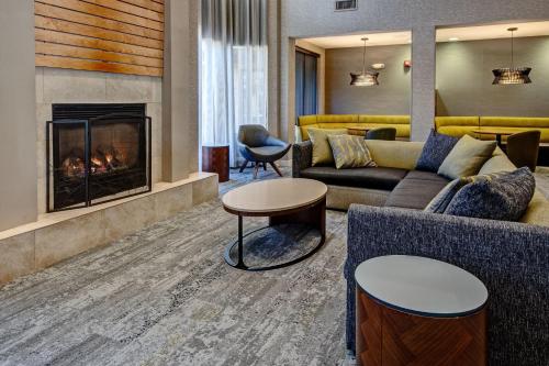 ล็อบบี้, Courtyard by Marriott Chicago St. Charles in เซนต์ชาร์ลส์ (IL)