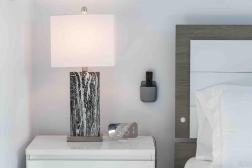 King Bed with Gym & Heated Pool Near the Beach in Deerfield Beach, USA