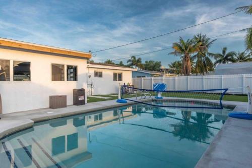 King Bed with Gym & Heated Pool Near the Beach in Deerfield Beach, USA