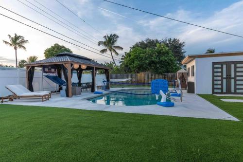 King Bed with Gym & Heated Pool Near the Beach in Deerfield Beach, USA