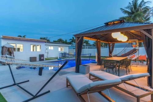King Bed with Gym & Heated Pool Near the Beach in Deerfield Beach, USA