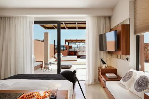 Alojamiento de lujo de 2 dormitorios con piscina privada, balcón y vistas al mar