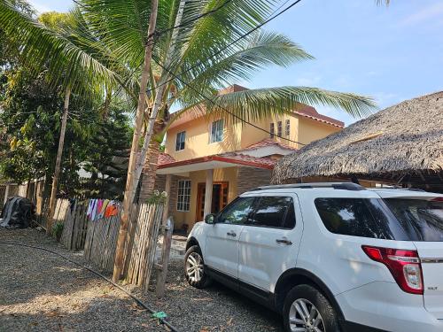 Hermosa Casa Amoblada de dos pisos, incluye cabaña km. 10.5 Vía Portoviejo Crucita Comuna Sosote