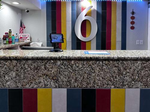 לובי, Motel 6 Pine Bluff, AR in פאין בלאף(אי אר)