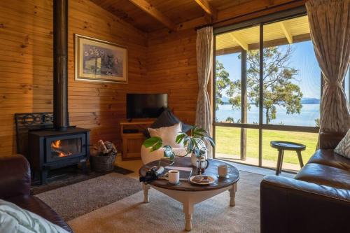 The Cabin By the Sea - Cosy Waterfront Getaway
