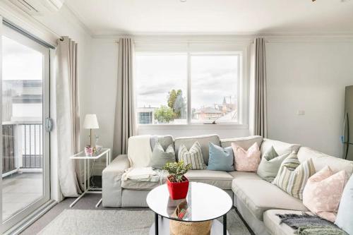 Urban Elegance apartment in Yarraville village in Yarraville