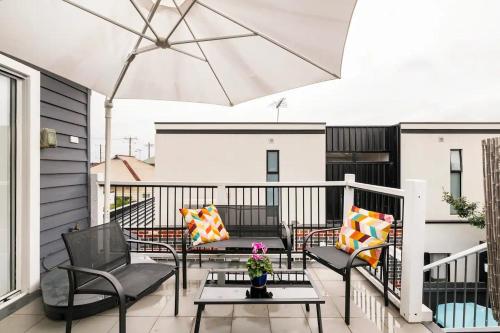 Balcony/terrace, Urban Elegance apartment in Yarraville village in Yarraville