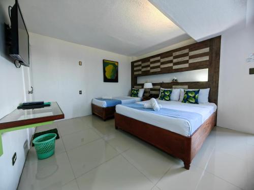 1 queen bed, 2 twin beds