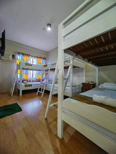 3 bunk beds