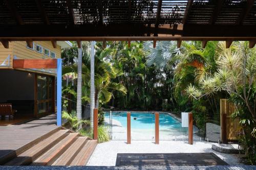 Úszómedence, Tropical Villa in Burleigh in Burleigh Waters