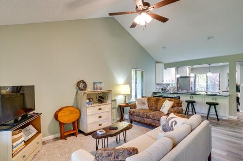 Pet-Friendly Lakeland Condo with Screened Porch! in Lakeland, USA