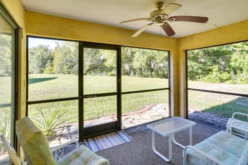 Pet-Friendly Lakeland Condo with Screened Porch! in Lakeland, USA