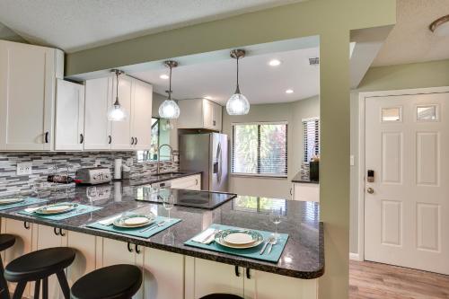 Pet-Friendly Lakeland Condo with Screened Porch! Pet-Friendly Lakeland Condo with Screened Porch!