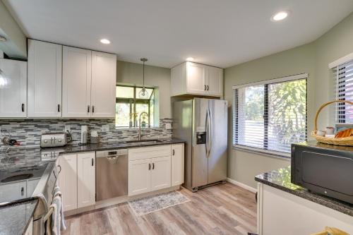 Pet-Friendly Lakeland Condo with Screened Porch! in Lakeland, USA