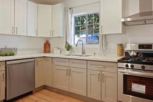 Spacious 3Bdr Home close to Manhattan Beach in Lawndale, USA
