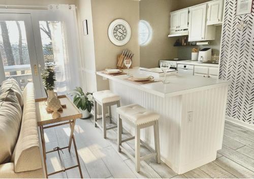 Luxury Villa- 3 mins to Mohegan- Fully Stocked with Fireplace- Jacuzzi, Saltwater Pools, Sauna - Chelsea Parade, CT