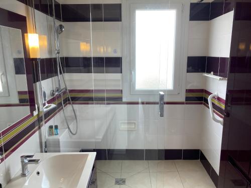 Spacieux appartement 4 pers à 200m de la plage avec parking privé - FR-1-323-443 - image 4