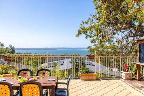 Casa Carinho, 24 Wallawa Rd - spectacular water views, pet friendly, air con and Wi-Fi, Nelson Bay