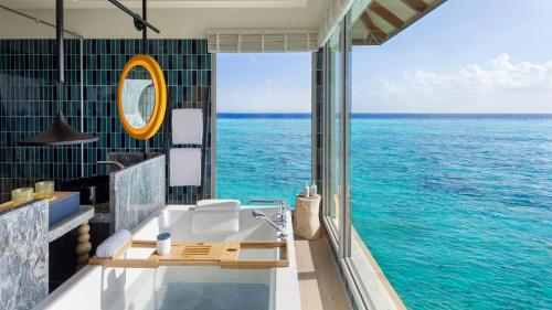 حمام, Avani Plus Fares Maldives Resort in با أتول