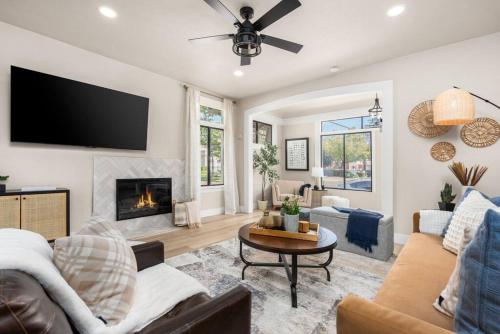 . Downtown Lodi l Renovated l 5 Bedrooms l Sleeps 10