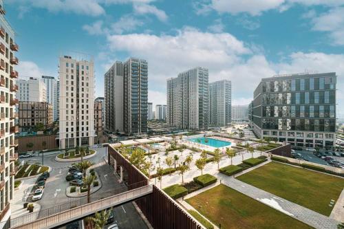 Beautiful 1BR Apt in Dubai Hills with City View - image 10