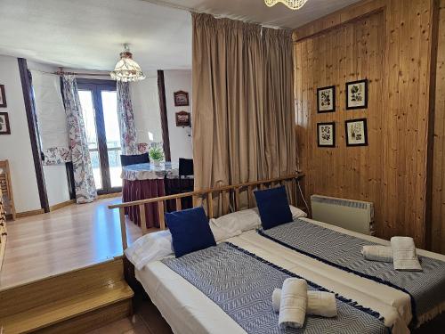2 twin beds, 1 sofa bed
