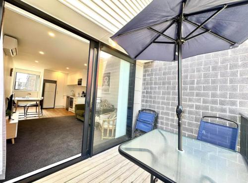 B&B Auckland - Immaculate - 2 Bedroom Townhouse close to the train station - Bed and Breakfast Auckland