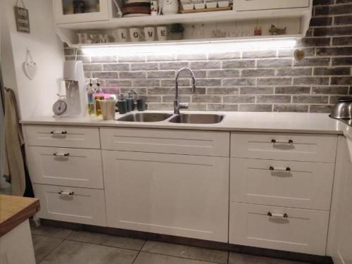 Kitchen, דירת בוטיק כיפית לשומרי שבת וכשרות בלבד in Raanana