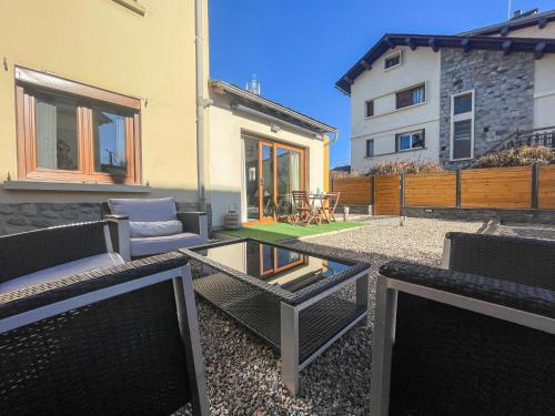 Bonita casa. Gran jardín. Con wifi. (Bonita casa. Gran jardin. Con wifi.) in Bourg-Madame