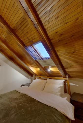 1 double bed, 2 twin beds