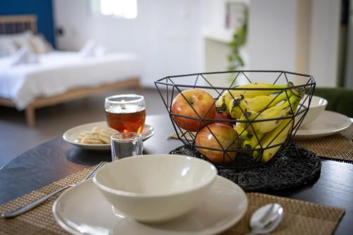Food and beverages, The Printhouse - Downtown Boutique Apartments by Sea N' Rent in Haifa
