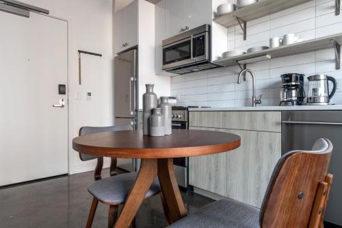 River North 1br w theater room nr beach l CHI-1012 thumb 4
