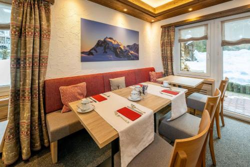 餐饮, 萨拉泽纳酒店 (Hotel Sarazena) in 策马特