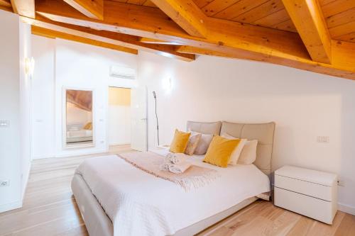  GuestHost - Roomy and bright apartments with terrace! in Cesana Brianza