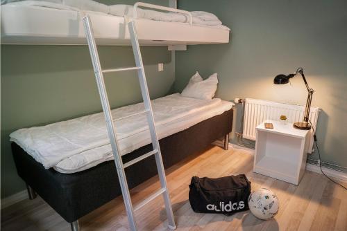 2 twin beds, 2 bunk beds